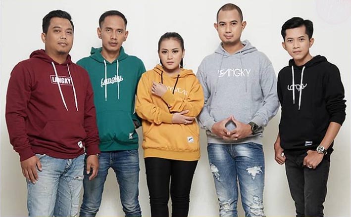 Merpati Band dan Bening Septari Sapa Pendengar Radio